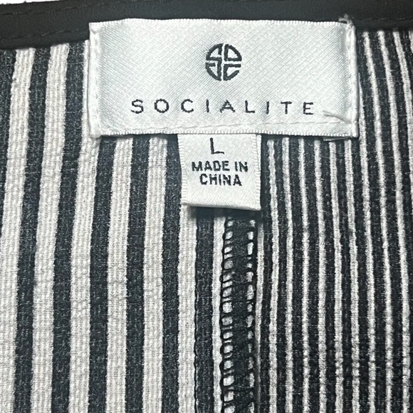 Socialite Black and White Striped Top - Size Large - Picture 7 of 7